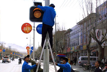 2006年3月22日，西藏英利公司员工正在安装向拉萨捐赠太阳能交通指示灯