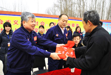 2010年2月9日，由集团党委书记杨建忠带队，分别来到112师和涞水寺皇浦村进行新春慰问